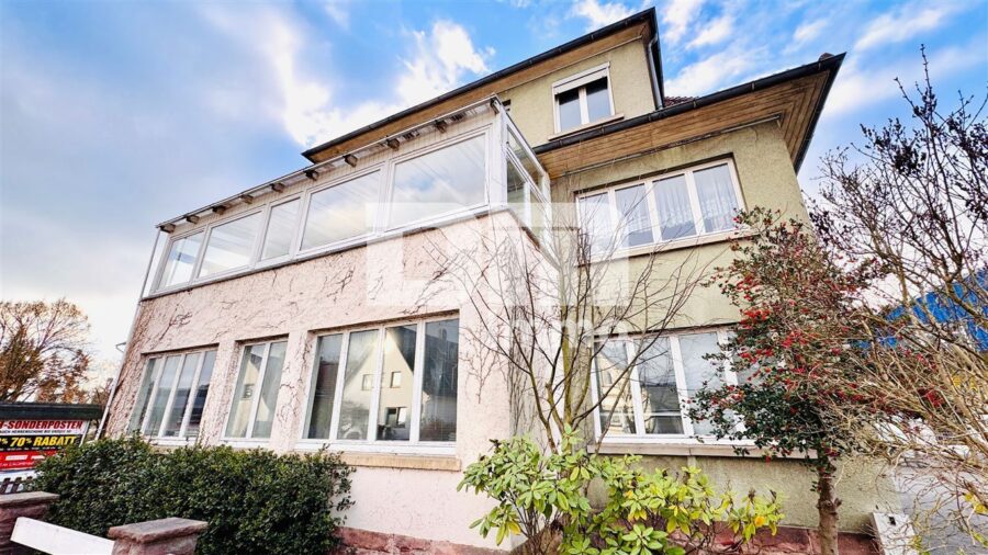 Villenartiges 1-3 Familienhaus mit viel Platz für die große Familie und viele weitere Möglichkeiten - Frontansicht Titel